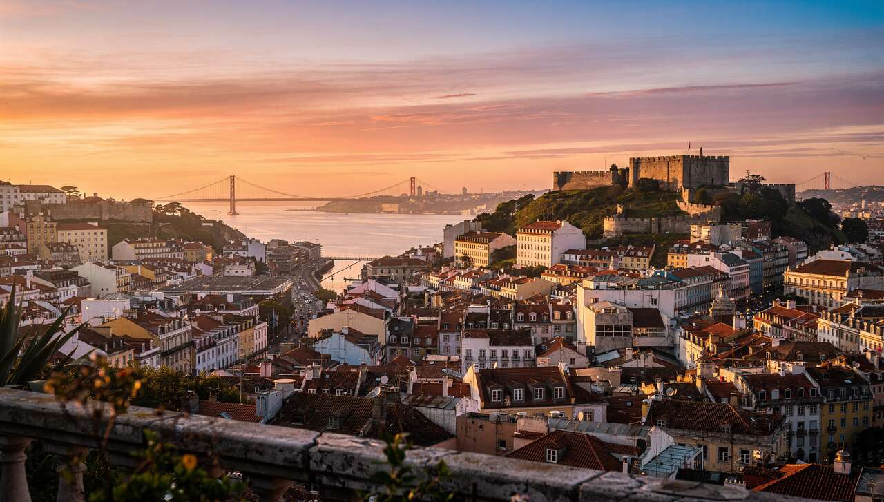 Profiter du coucher de soleil au miradouro da senhora do monte Profiter du coucher de soleil au miradouro da senhora do monte
