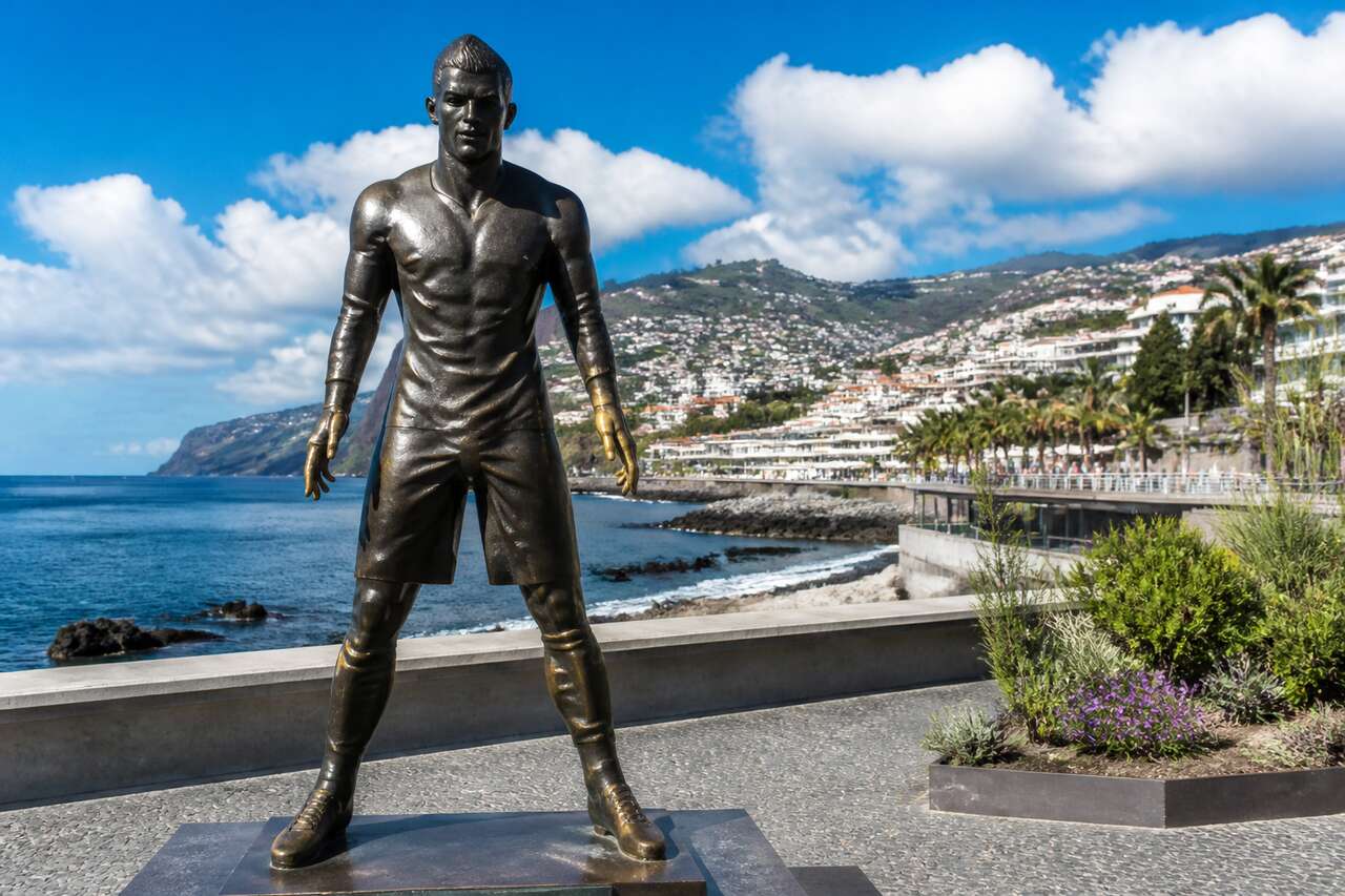 Découverte de la statue de Ronaldo au Portugal : une œuvre controversée