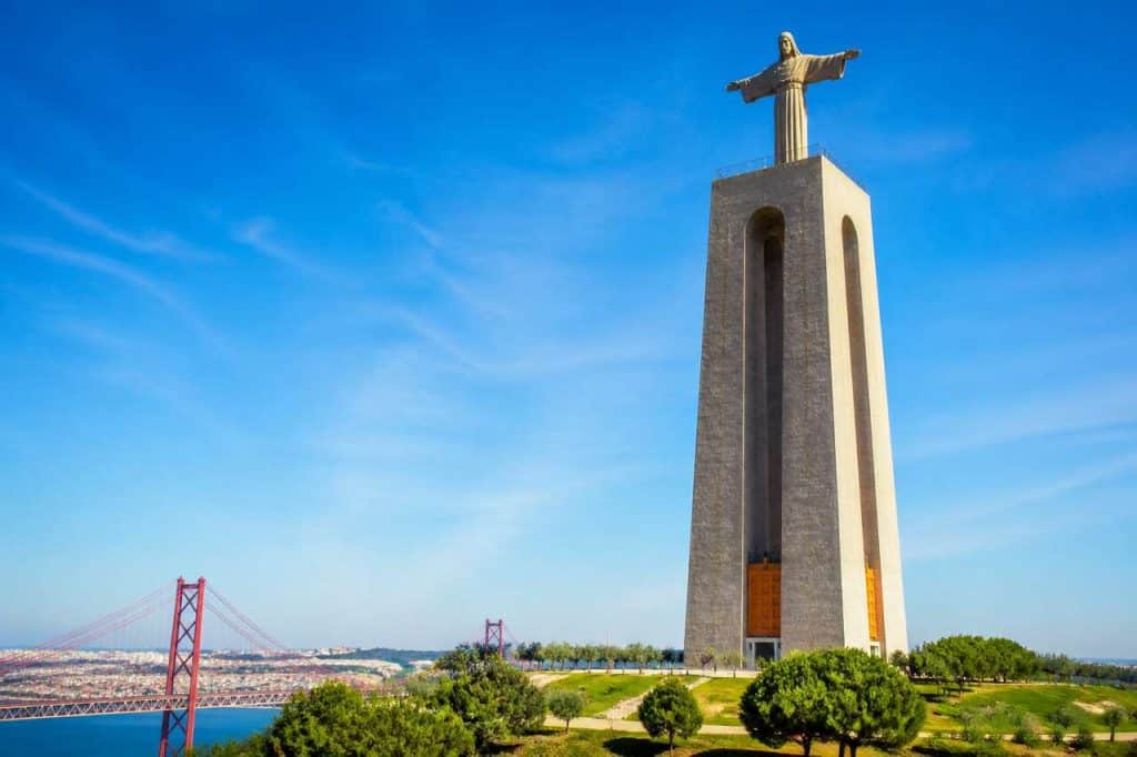 Découvrez la majestueuse statue d'Almada au Portugal : un incontournable du voyage