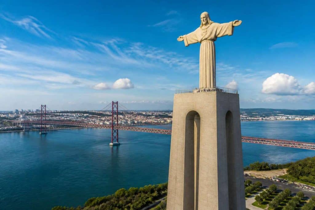 Découvrez la célèbre statue du Portugal : histoire et secrets