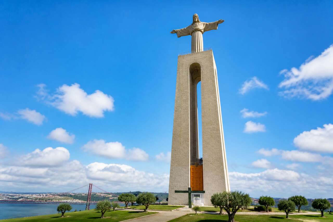 Quelle est la taille de la statue de Jésus au Portugal ?