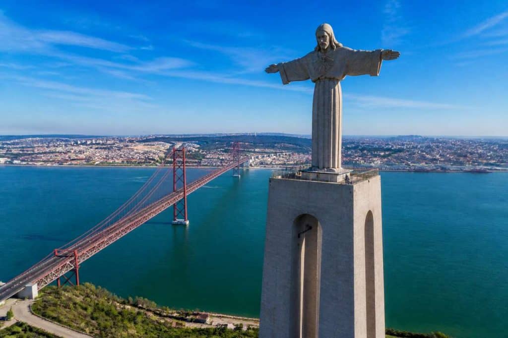 Découvrir la statue de Jésus à Lisbonne : un incontournable au Portugal