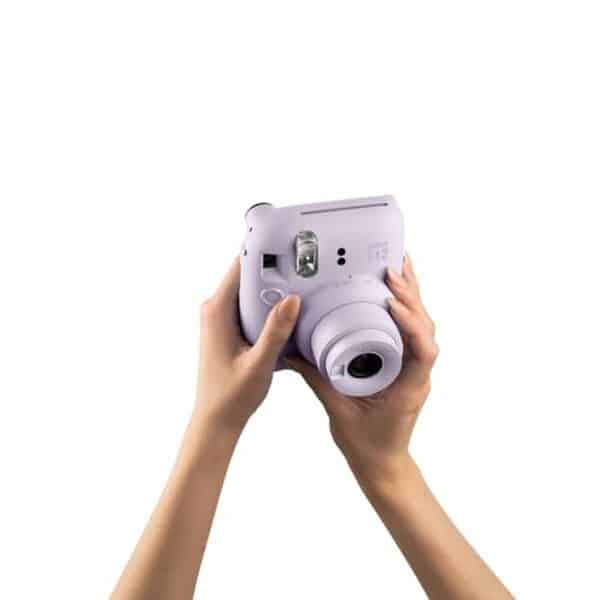 Découvrez notre test détaillé de l'instax mini 12 dans sa version violet lilas : design, qualité des photos et performances de cet appareil photo instantané.