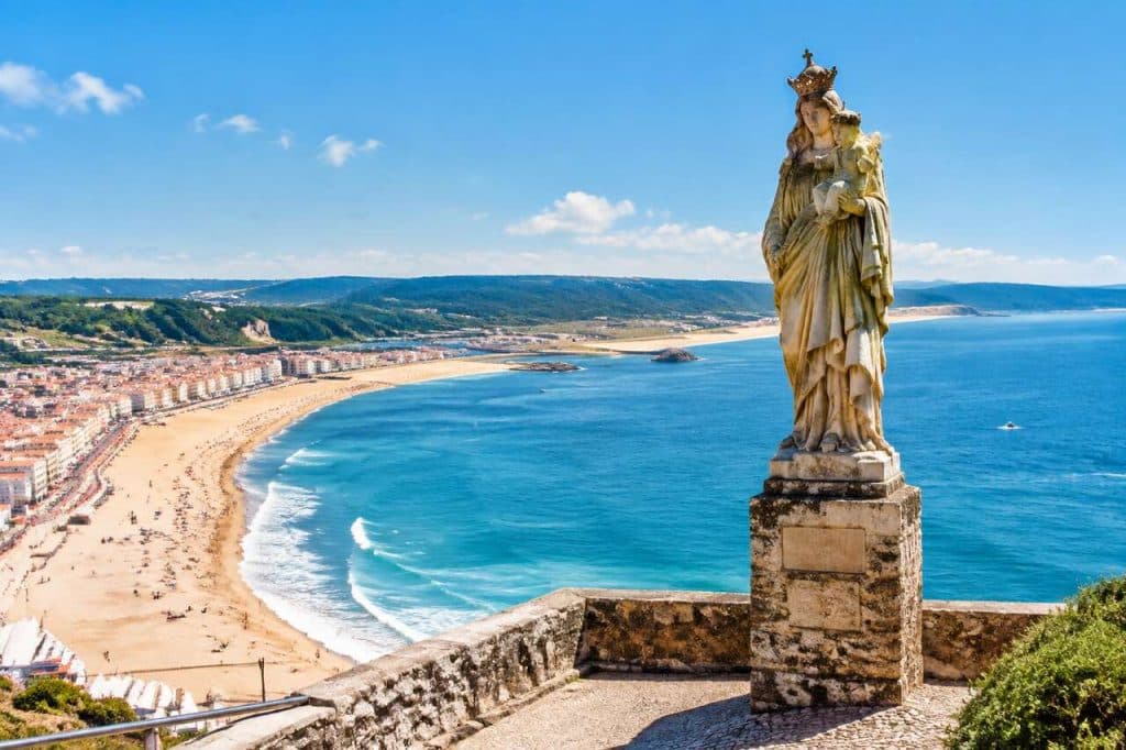 Découvrez l'histoire fascinante de la statue de Nazaré au Portugal